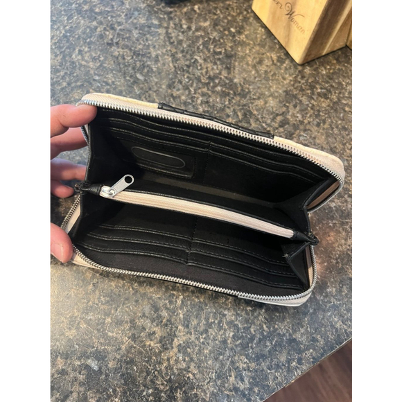 Loungefly Loves Hello Kitty Embossed Wallet - Picture 6 of 9